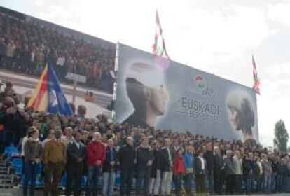 La plana mayor del PNV entona el himno del partido.