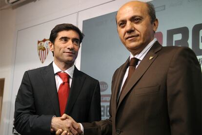 Marcelino Garca Toral, tcnico del Sevilla, estrecha la mano con el presidente Del Nido.