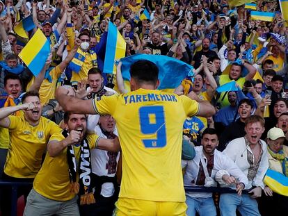 El jugador ucranio Roman Yaremchuk celebra un gol a Escocia en uno de los partidos de preparación previos a la Eurocopa.