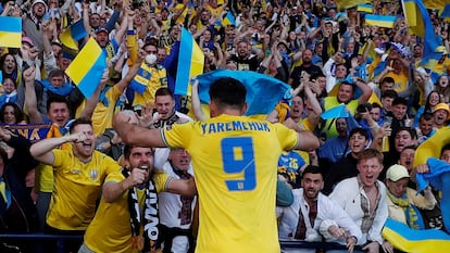El jugador ucranio Roman Yaremchuk celebra un gol a Escocia en uno de los partidos de preparación previos a la Eurocopa.