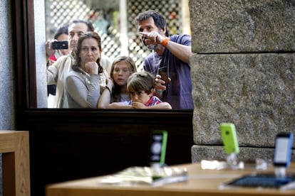 Curiosos observan los preparativos.