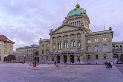 Atardecer en la plaza frente al Parlamentdo (Bundeshaus), en Berna.