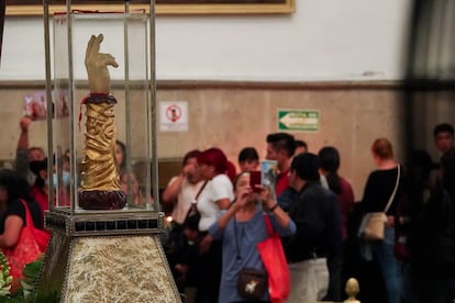 The relic remained in the Church of St. Hippolytus until August 2, when the church received than 3,000 people by midday, while dozens more continued to line up to see the saint's arm bone and bless their icons.