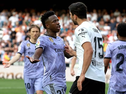 Vinicius habla con Cenk Özkacar, durante el partido entre el Valencia y el Madrid en Mestalla.