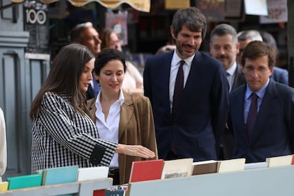 La reina Letizia, Isabel Díaz Ayuso, Ernest Urtasun y José Luis Martínez Almeida, durante su visita a la Cuesta de Moyano, este 9 de mayo.