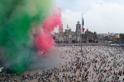 Explosión de confetti y polvo tricolor sobre el Zócalo de Ciudad de México al inicio del desfile militar.  

