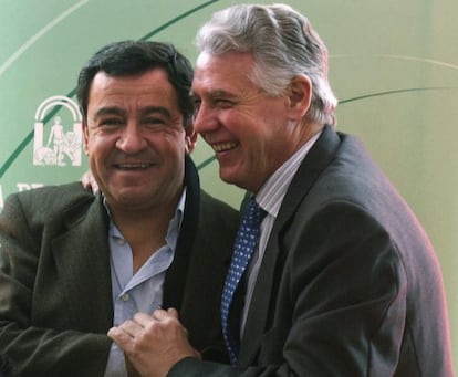 Francisco Menacho (derecha) y José Loaiza, en una reunión para analizar la situación de la fábrica de Visteon.