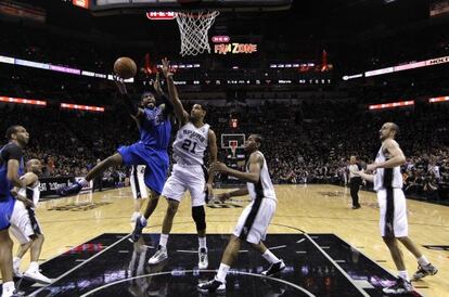 Duncan intenta taponar a Carter.
