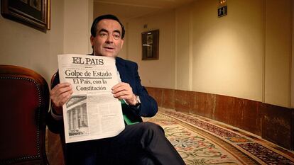 José Bono holds up a copy of the EL PAÍS special edition during an interview for the documentary.