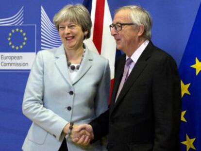 Juncker y May cierran un primer acuerdo que abre la puerta a la segunda fase de negociaciones para la salida de Reino Unido de la Unión Europea