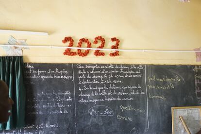2023 ha sido el año más mortífero en Burkina Faso. Según la organización ACLED, al menos 5.000 personas han muerto a causa del conflicto entre el Estado y los grupos armados. “Si no nos ocupamos de estos niños y niñas, un día serán ellos mismos quienes se van a rebotar contra nosotros”, opina el coordinador del programa de educación por la radio. En la foto, un adorno que daba la bienvenida al año nuevo en la escuela de Wend-Pengre. Al inicio del curso, en esa misma pared sirvió de espacio de cocina para las familias acogidas en el centro.