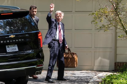 El exconsejero de Seguridad Nacional de Trump, John Bolton, a su llegada a su vivienda en Bethesda, Maryland, este viernes.