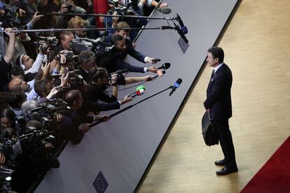 El primer ministro italiano, Guiseppe Conte, habla con los medios en la cumbre de líderes de la Unión Europea el 18 de octubre de 2018 en Bruselas, Bélgica.