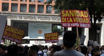 Más de un centenar de vapeadores se han concentrado este lunes ante el Ministerio de Sanidad para pedir la dimisión de la ministra María Luisa Carcedo por la 