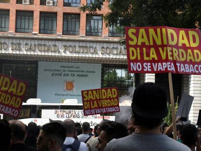 Más de un centenar de vapeadores se han concentrado este lunes ante el Ministerio de Sanidad para pedir la dimisión de la ministra María Luisa Carcedo por la 