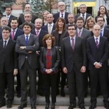 La vicepresidenta del Gobierno, Soraya Sáenz de Santamaría, posa con los miembros de la nueva Comisión de Subsecretarios