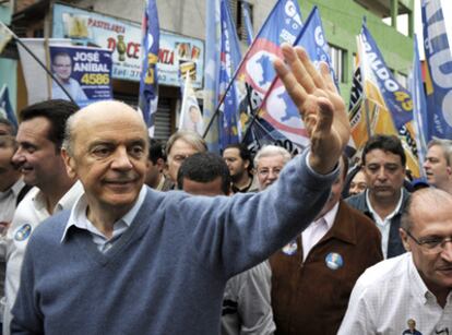 José Serra, candidato presidencial por el Partido Social Demócrata Brasileño (PSDB), visita la favela de Paraisópolis, en São Paulo, Brasil.