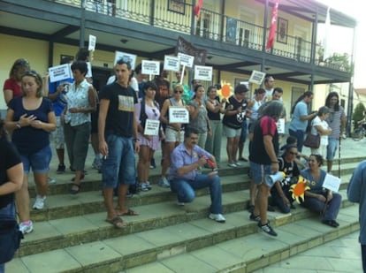Manifestantes del 15-M en Daganzo de Arriba piden la dimisión del alcalde, Sergio Berzal.
