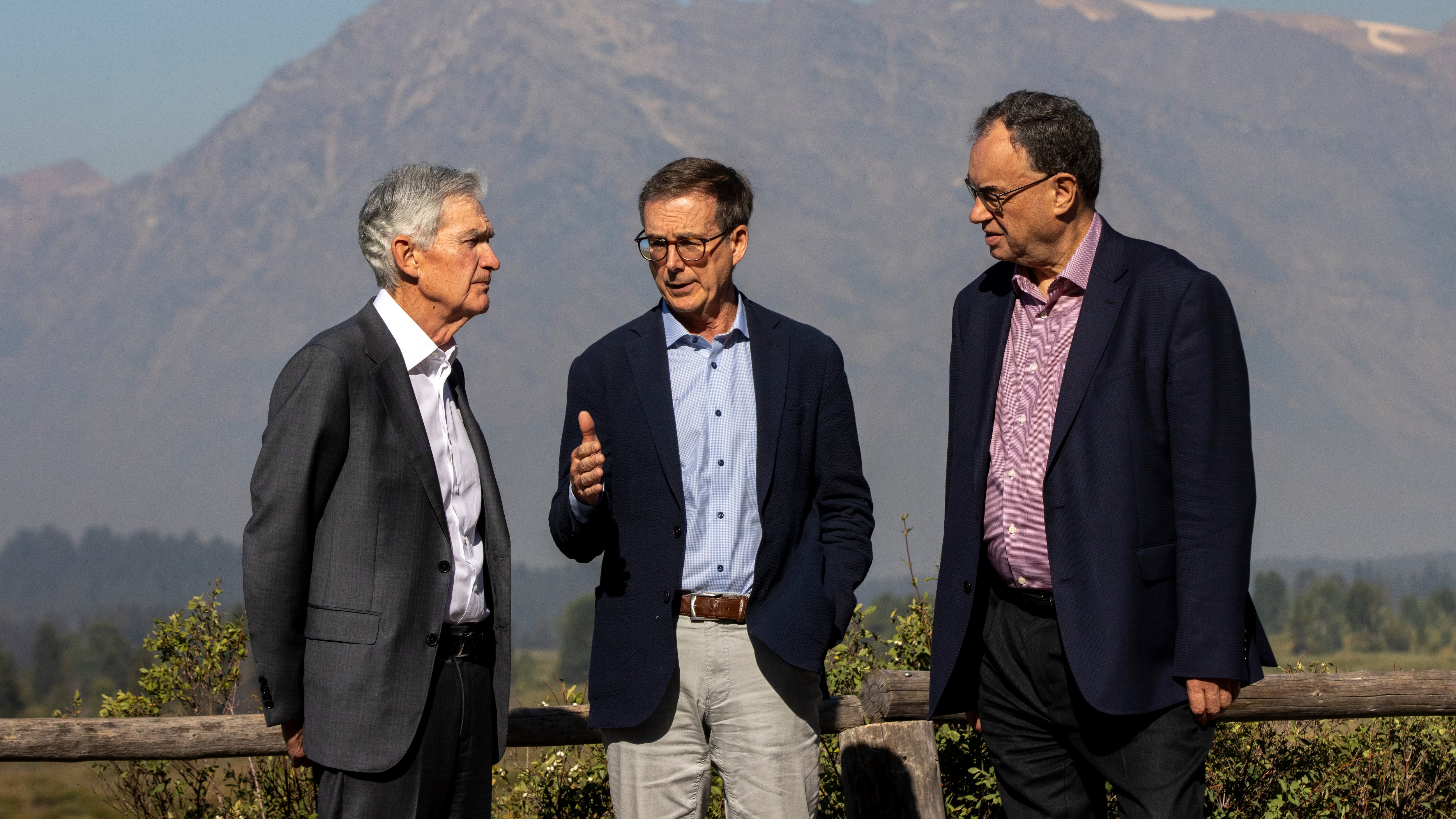El presidente de la Reserva Federal, Jerome Powell, junto al gobernador del Banco de Canadá, Tiff Macklem, y el de Inglaterra, Andrew Bailey, en la edición de Jackson Hole de 2024.