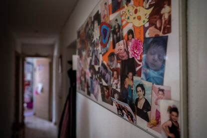 Fotos familiares en el pasillo de una casa.