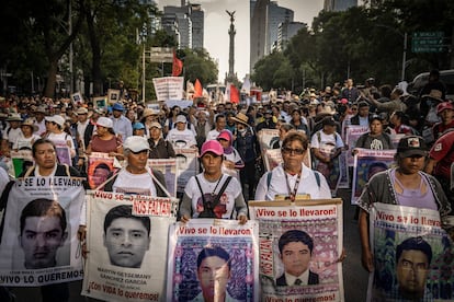 Padres de los 43 estudiantes desaparecidos de Ayotzinapa asisten a la marcha por el 9no aniversario de la desaparición de los jóvenes, en Ciudad de México, en septiembre de 2023.