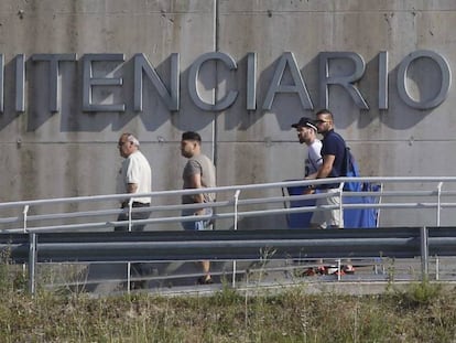 La Manada sale de la cárcel de Pamplona en libertad provisional.