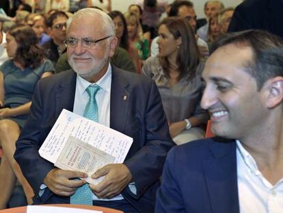 Juan Cotino en el pasado Comité Regional del PP, la pasada semana, con un libro de Luis Lucia en las manos.