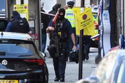 Un policía armado regresa a su vehículo tras una operación policial en Londres.