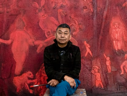 Sergio Hernández, retratado ante su obra 'El mago', de la serie 'El circo'.