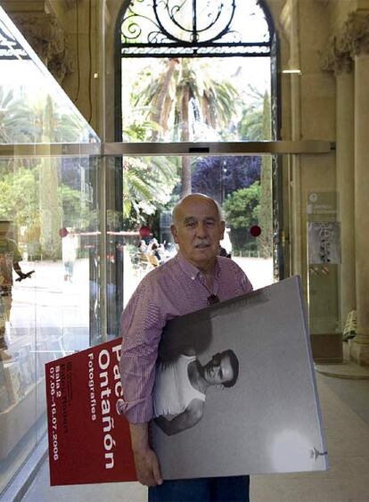 Paco Ontañón, en la exposición <i>La vitrina del fotògraf,</i> en el Palau Robert de Barcelona en 2006.