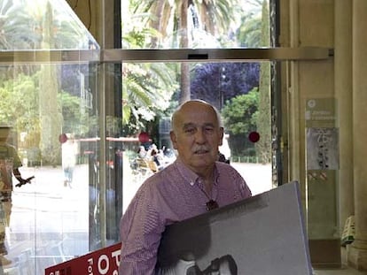 Paco Ontañón, en la exposición <i>La vitrina del fotògraf,</i> en el Palau Robert de Barcelona en 2006.