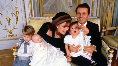 Carolina de Mónaco y Stefano Casiraghi el 28 de diciembre de 1987, en el bautizo de su hijo menor Pierre y con sus otros dos hijos Andrea y Carlota.