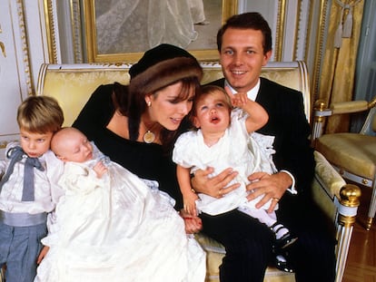 Carolina de Mónaco y Stefano Casiraghi el 28 de diciembre de 1987, en el bautizo de su hijo menor Pierre y con sus otros dos hijos Andrea y Carlota.