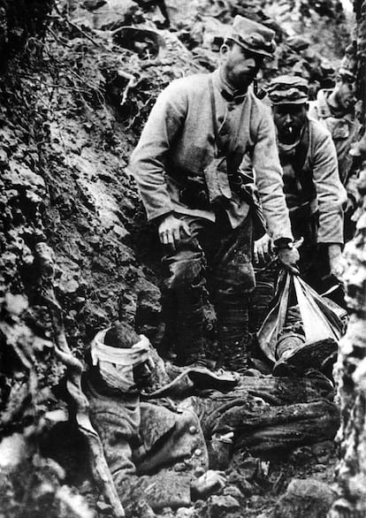 Fotografía de archivo que muestra a soldados franceses recogiendo los restos de compañeros muertos y auxiliando a los heridos tras un ataque alemán.