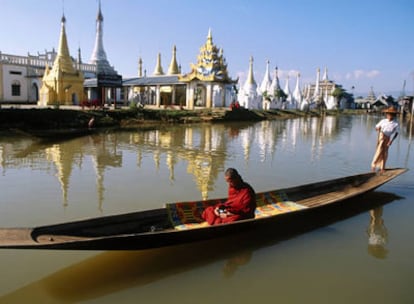 Un monje en una embarcación típica, en el lago Inle, zona fronteriza entre Myanmar, antes Birmania, Tailandia y Laos.