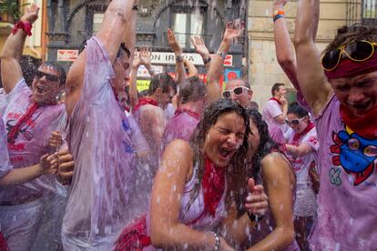 Agua y vino, tras el Chupinazo.