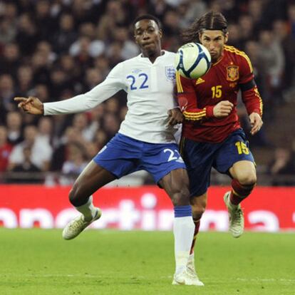 Welbeck y Ramos pugnan por el balón el pasado sábado en Wembley.