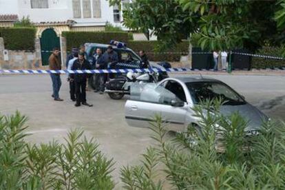 Cordón policial instalado en Marbella tras disparar dos británicos a un agente municipal el pasado año.