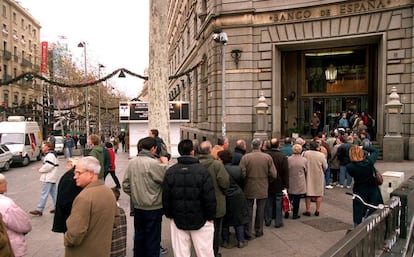 Colas en la sede del Banco de España en Barcelona el 2 de enero de 2002.