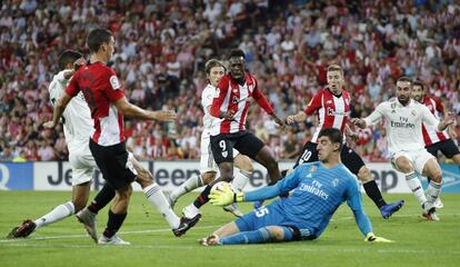 El centrocampista del Athletic de Bilbao Iker Muniain, marca el primer gol al Real Madrid, durante el partido de la cuarta jornada de Liga que disputan en el estadio de San Mamés.