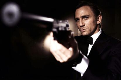 Daniel Craig interpretando al personaje James Bond