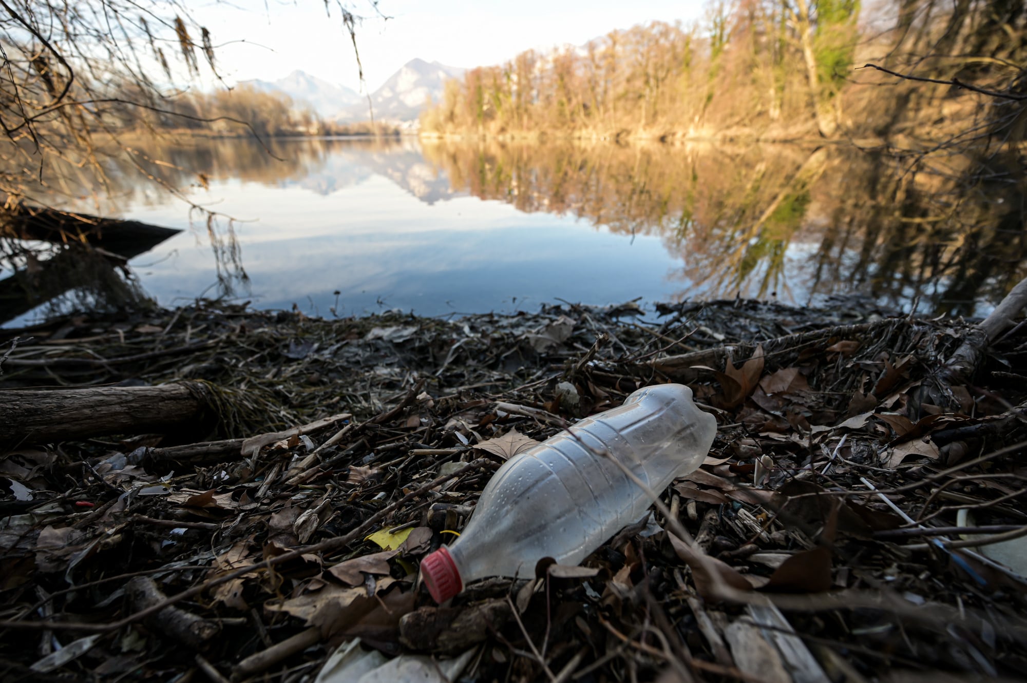 Científicos adolescentes miden la contaminación por plásticos de los ríos de Europa