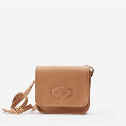 Bolso bandolera de piel camel. Es de Mércules y cuesta 180 euros.