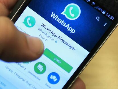 Un usuario descarga la aplicación WhatsApp en su móvil, en una foto de archivo.