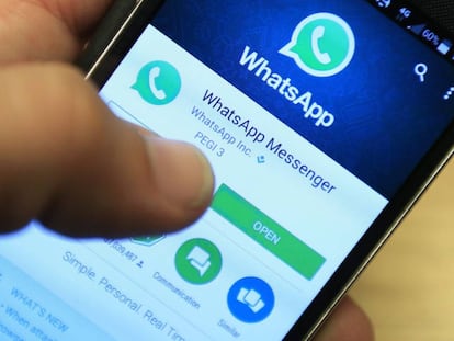 Un usuario descarga la aplicación WhatsApp en su móvil, en una foto de archivo.