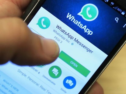 Un usuario descarga la aplicaci&oacute;n Whatsapp en su m&oacute;vil, en una foto de archivo.