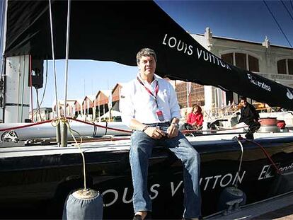 El presidente de Louis Vuitton, Yves Carcelle, ayer en el puerto de Valencia.