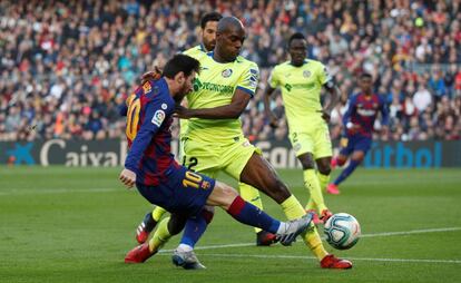 Messi y Nyom, en una acción del partido.