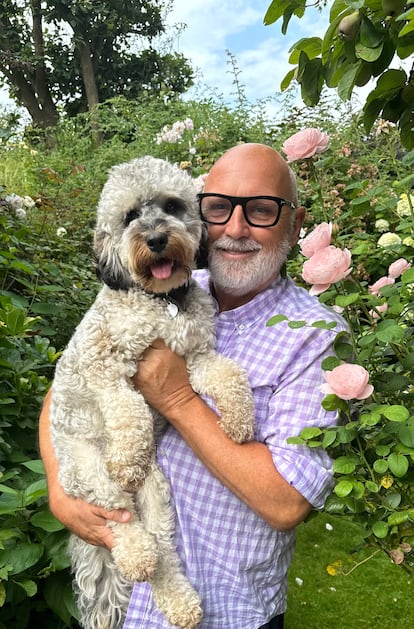 Sam McKnight en su jardín, con su perro, en una foto cedida por él.