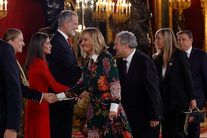 Los Reyes y la Princesa de Asturias saludan a los ministros, desde la izquierda, Pilar Alegría, Jordi Hereu y Luis Planas. 